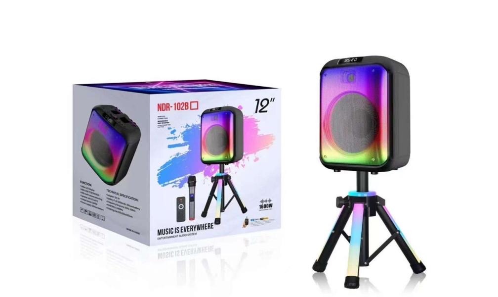 BOCINA BLUETOOTH CON TRIPODE Y LUCES RGB NDR-102B